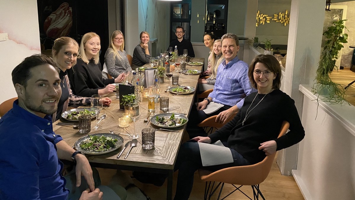 MandatWachstum's tweet photo. Heute Abend kochen wir selbst! Ein tolles Abenteuer in fünf Gängen mit Sternekoch Jan Sievers und seinem liebsten Azubi im #Quartier82! Und es schmeckt😊😊
#TimSievers #Mandatkocht #Teamevent https://t.co/eV9mOHeAmb