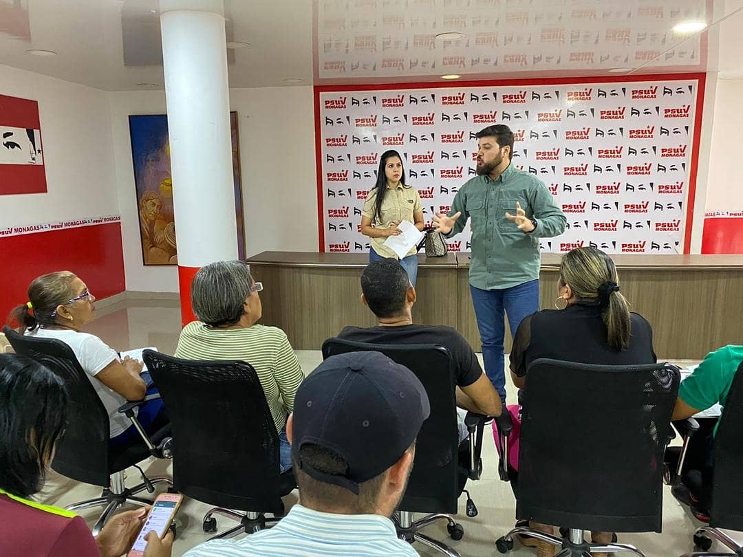 ClapMonagas's tweet photo. AHORA | Se reúnen, en la sede del Partido Socialista Unido de Venezuela sede Maturín, para recibir orientaciones en el marco político, líderes CLAP junto a Ernesto Luna, jefe de Organización del PSUV en #Monagas, y la responsable de CLAP en el estado, Beatriz Jiménez.

#9Ene https://t.co/X7dIhvgSEN
