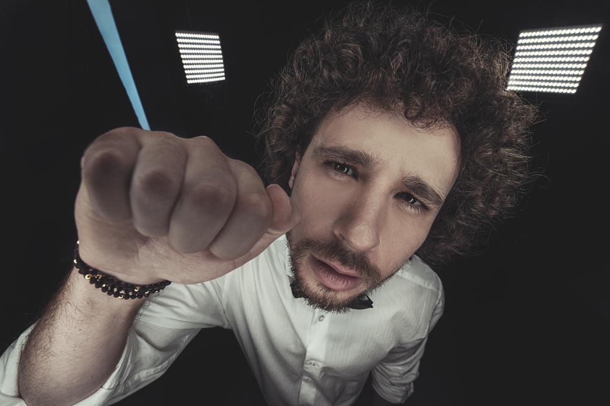 Estoy tocando a la puerta de tu corazón.

Ábreme, por favor ✊🏽🚪