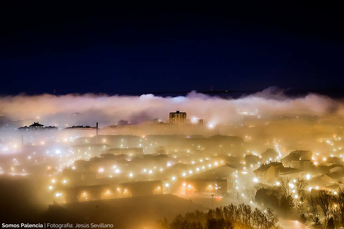 Palencia es mágica ❤️
La niebla nos deja unas estampas tan espectaculares como esta, desde los pies del Cristo del Otero ☁️