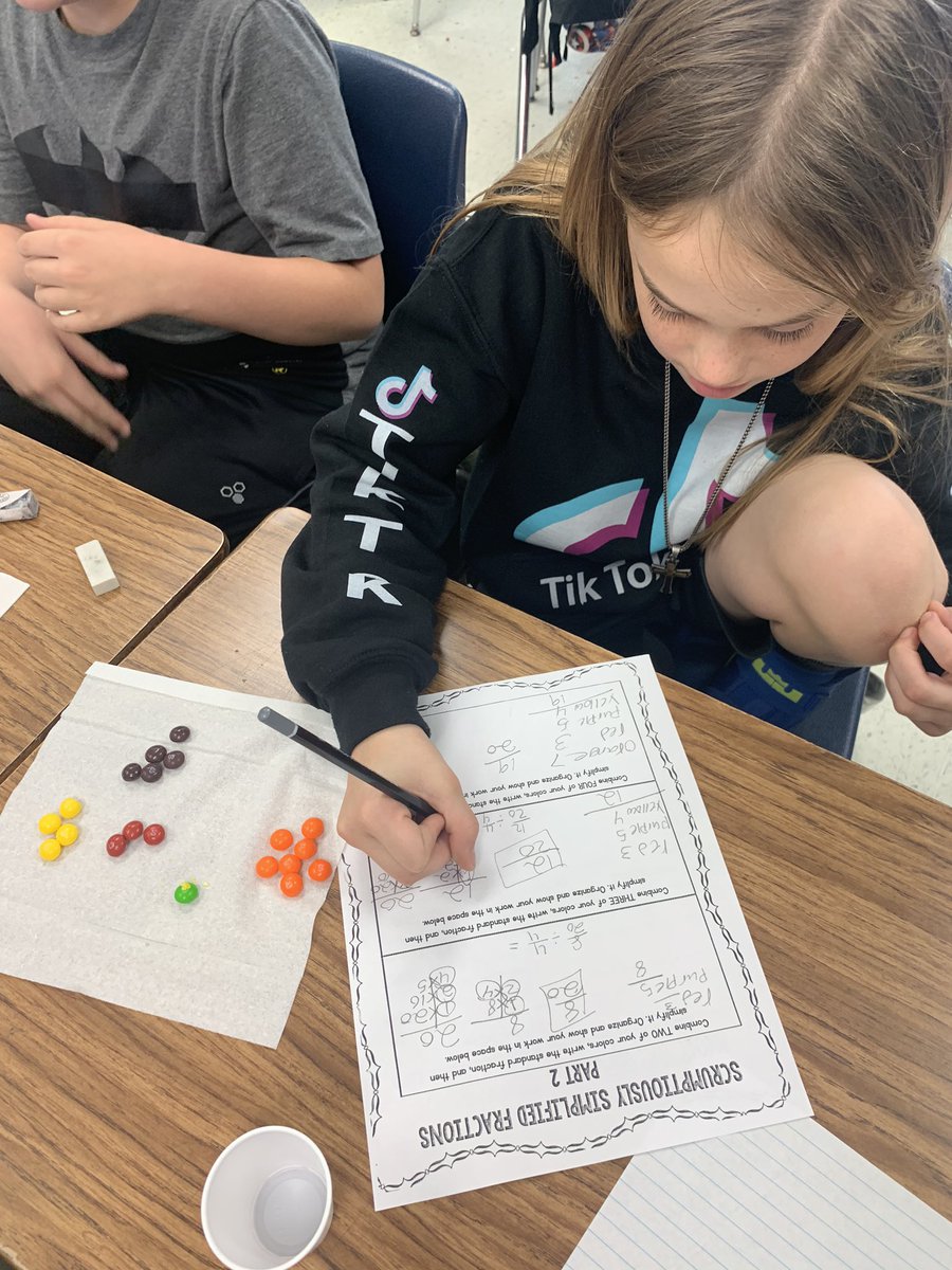ccabel3's tweet photo. Having lots of math fun in our 4th grade classes! Using skittles to create and simply fractions. #NISDPowell #mathisfun #4thgradelearning https://t.co/2BQjLwqHVX