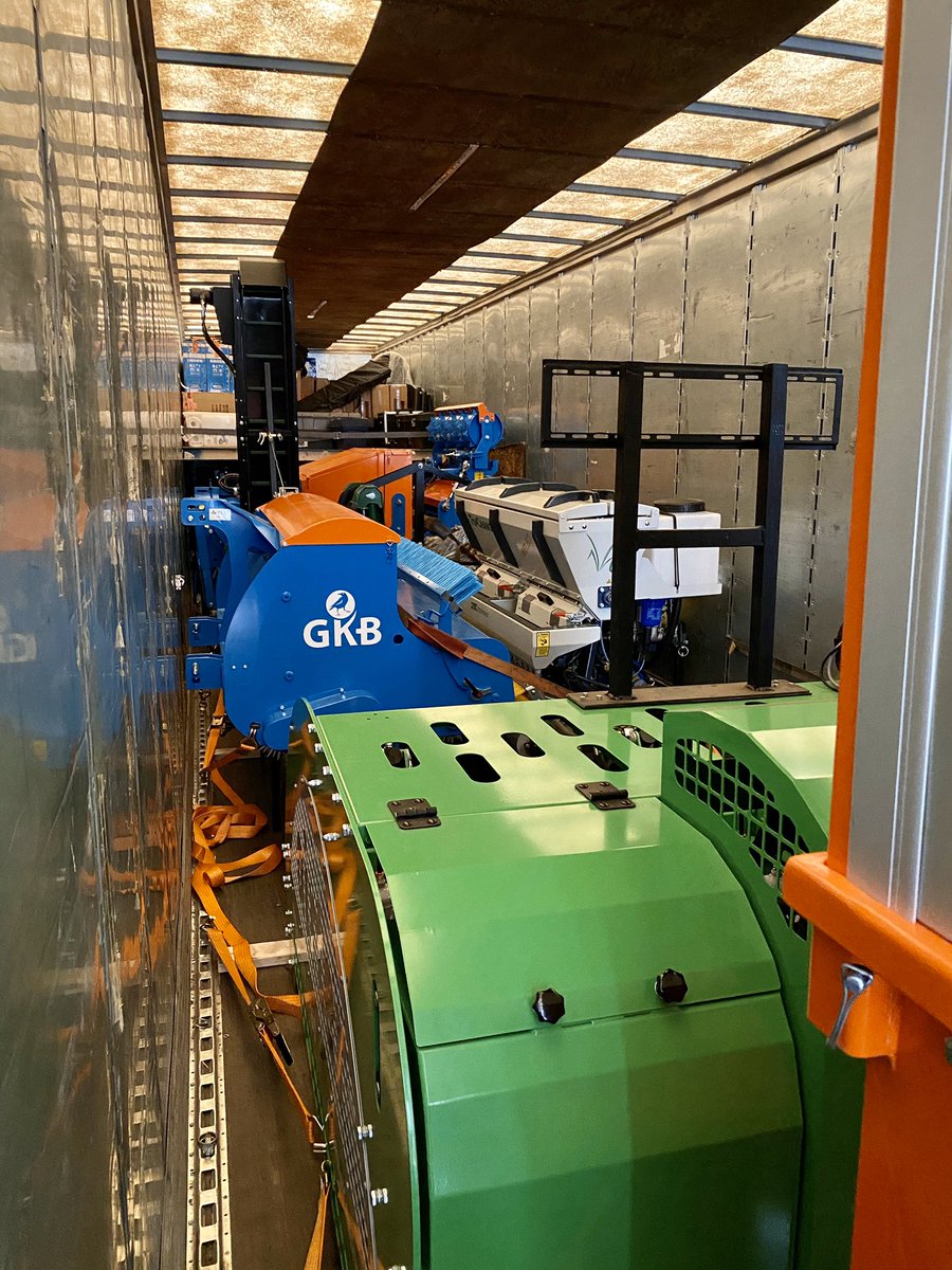 cliffwstewart's tweet photo. Hey @FieldExperts we have the first of four trailers loaded 🤦♂️ good thing we aren’t flying because @TSA would NOT be happy checking all this🥴ha @STECEquip @Gkbmachines @VGR_equipment @Trilo_equipment @trenchitnz #Airter @life_turf @BCSTEC9 @TurfChuck @turffboy67 🚜🍔🌭🍻🔥😎🎪 https://t.co/4Gq8jHmCyD