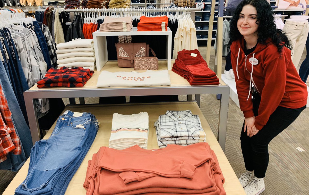 KrissiValentin's tweet photo. Check out the other AMAZING UT table done by ours truly Selena! This girl is on fire with her standards! Watch out T1281 is coming for you! 😂 #Doingwhaywedobesy #StandardsSell @KatieMcG2180 @target_marcy @laobrien924 @Djoumbarry @ChongJanira @EmilyF_T1281 @gabbyarantes https://t.co/aAdnbqFaNX