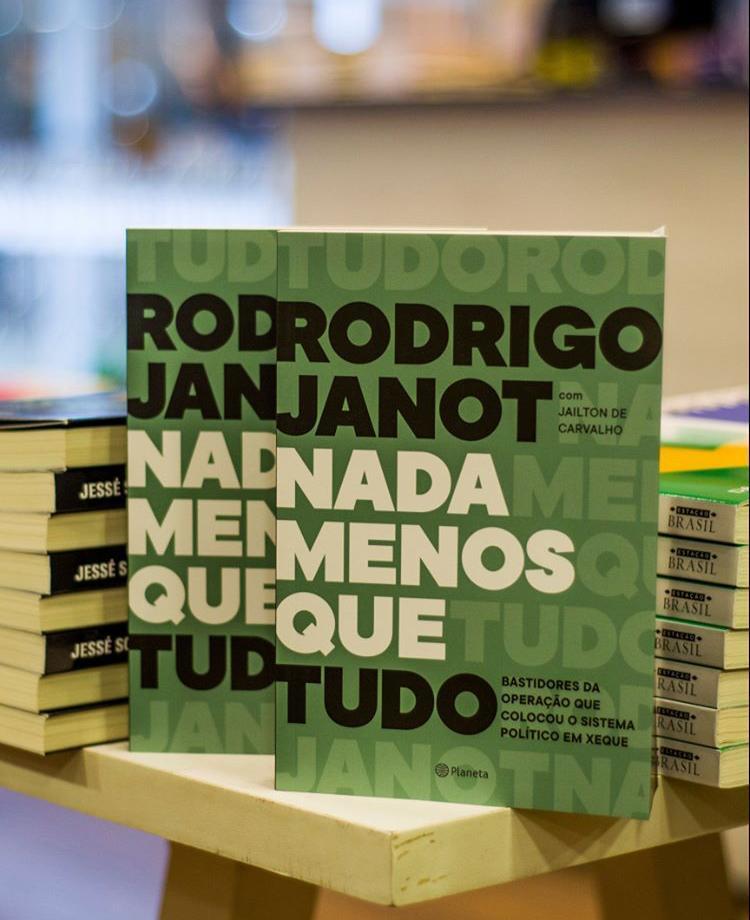 PlanetaLivrosBR's tweet photo. Aposentado e sem pretensões políticas, Rodrigo Janot lembra os bastidores, as intimidações e as pressões que sofria continuamente.
Saiba mais sobre o procurador que ficou famoso pela operação Lava Jato, em 'Nada menos que tudo': https://t.co/wK90JBT2Lq
#LavaJato #RodrigoJanot https://t.co/lYTNJxO5MP