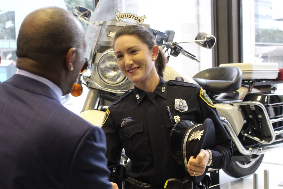 Mayor Turner shakes the hand of a female HPD officer