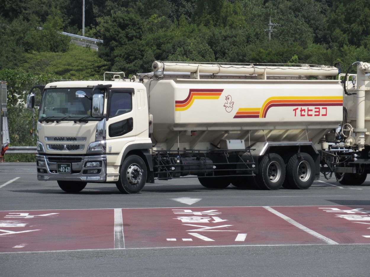則さん 飼料運搬車と思しき三菱スーパーグレート 2個くっついたフルトレーラー 運転は大変そうな