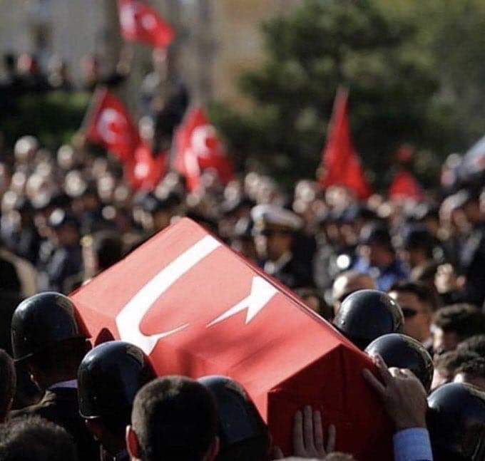 _suatbicer's tweet photo. #BarışPınarıHarekât Bölgesinde, yol kontrolü sırasında meydana gelen bombalı araç saldırısı sonucunda şehit olan dört kahraman askerimize Allah’tan rahmet, kederli aileleri 
ve yakınlarına sabır dileriz. 
Aziz Milletimizin başı sağolsun.🇹🇷🇹🇷🇹🇷🇹🇷 https://t.co/HgcYzNmCT5