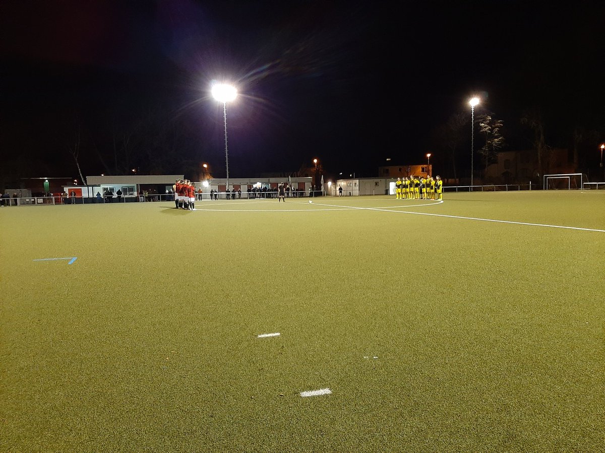 timolammert's tweet photo. Am heutigen Donnerstag trafen sich die beiden ersten Clubs von Hans #Tilkowski zum Testspiel. Vor dem Spiel gedachten die Mannschaften und Zuschauer an den gebürtigen Husener. #SportclubHusen #Kaiserau https://t.co/FBDrRlsKE2