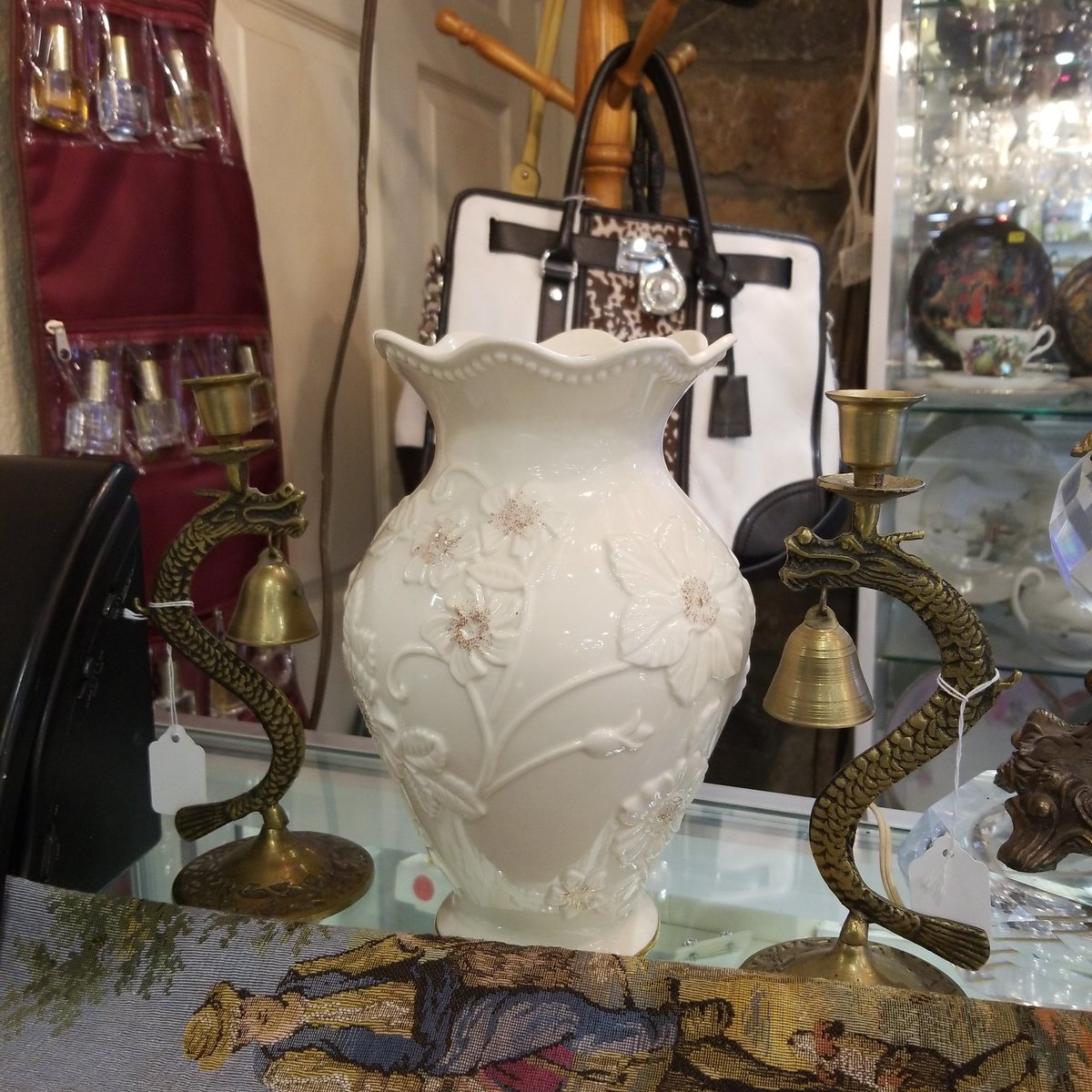 FiengoJane's tweet photo. Lenox Vase, Candlesticks, & MK Purse!!!! #itsallgoodep #antiques #lenox #candlesticks #michaelkors #purses #accessories #elpasopix #nineonefive #elpaso411 #inittowinit #oldandnew #heynow #eptxnow #fashooo #whybuynew #yeee #yooo #thisisit https://t.co/Ul8260iGqj