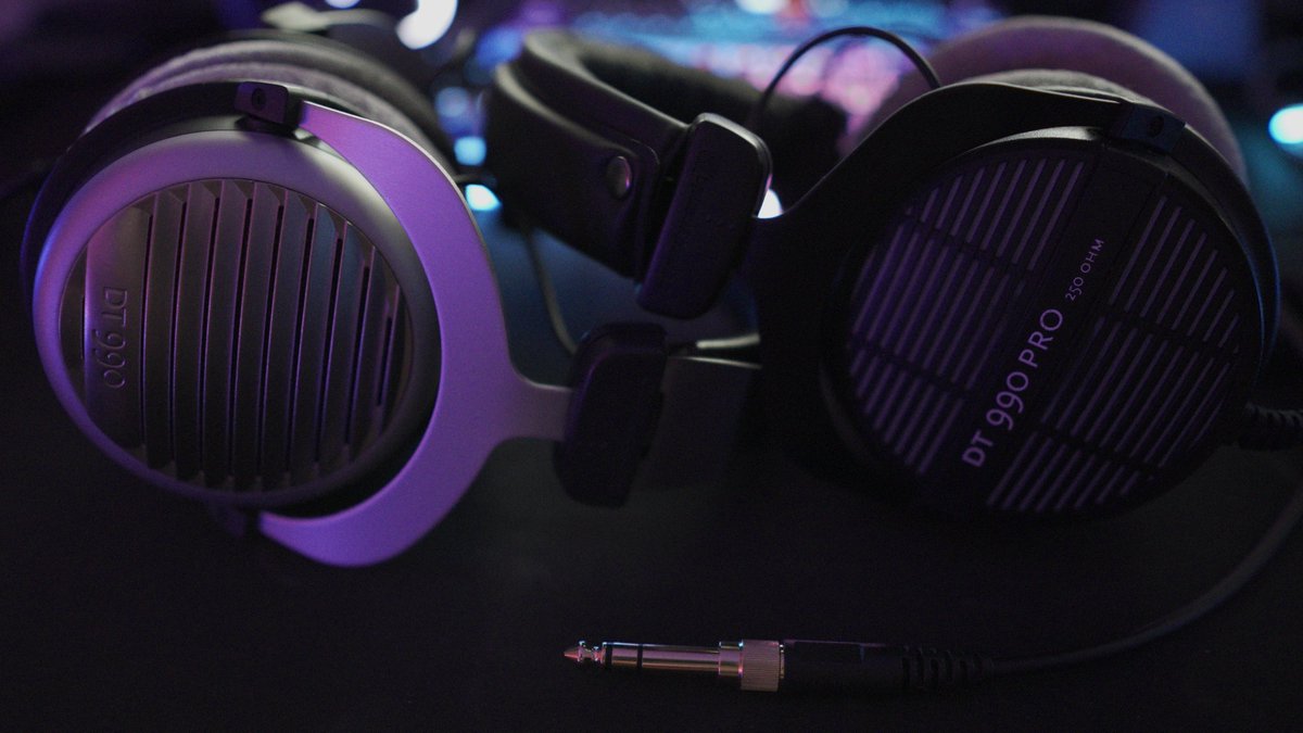 🔴 My babies 😍🥰❤️
🔊 DT990 PRO 250 Ohm on the right. 
🔊 DT990 Edition 600 Ohm on the left.

Do they sound different? Yes they do sound different!

#audiophile #bestgamingheadphones #gamingheadphones #beyerdynamic #studioheadphones #openheadphones