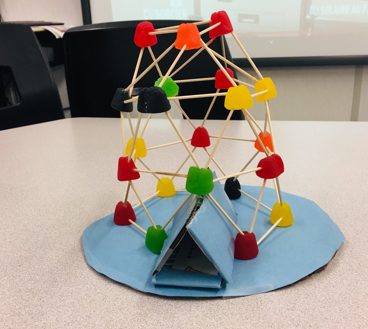 Pour le mois de janvier, les élèves ont conçu des igloos comme projet d’équipe #STEAM ou #STEM. Ils ont développé plusieurs stratégies originales avec leur pairs afin d’innover en utilisant les figures géométriques triangulaires pour créer un dôme. #competences21e