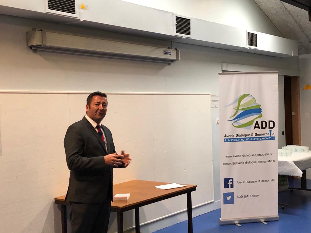 ADDasso's tweet photo. Merci à @KARLOLIVE Maire de Poissy- Président de @GeneTerrain pour sa venue ce soir devant nos adhérents pour parler de l'association Génération Terrain et de son engagement au quotidien en tant que Maire. #Poissy #generationterrain https://t.co/rwgFiBRQr2