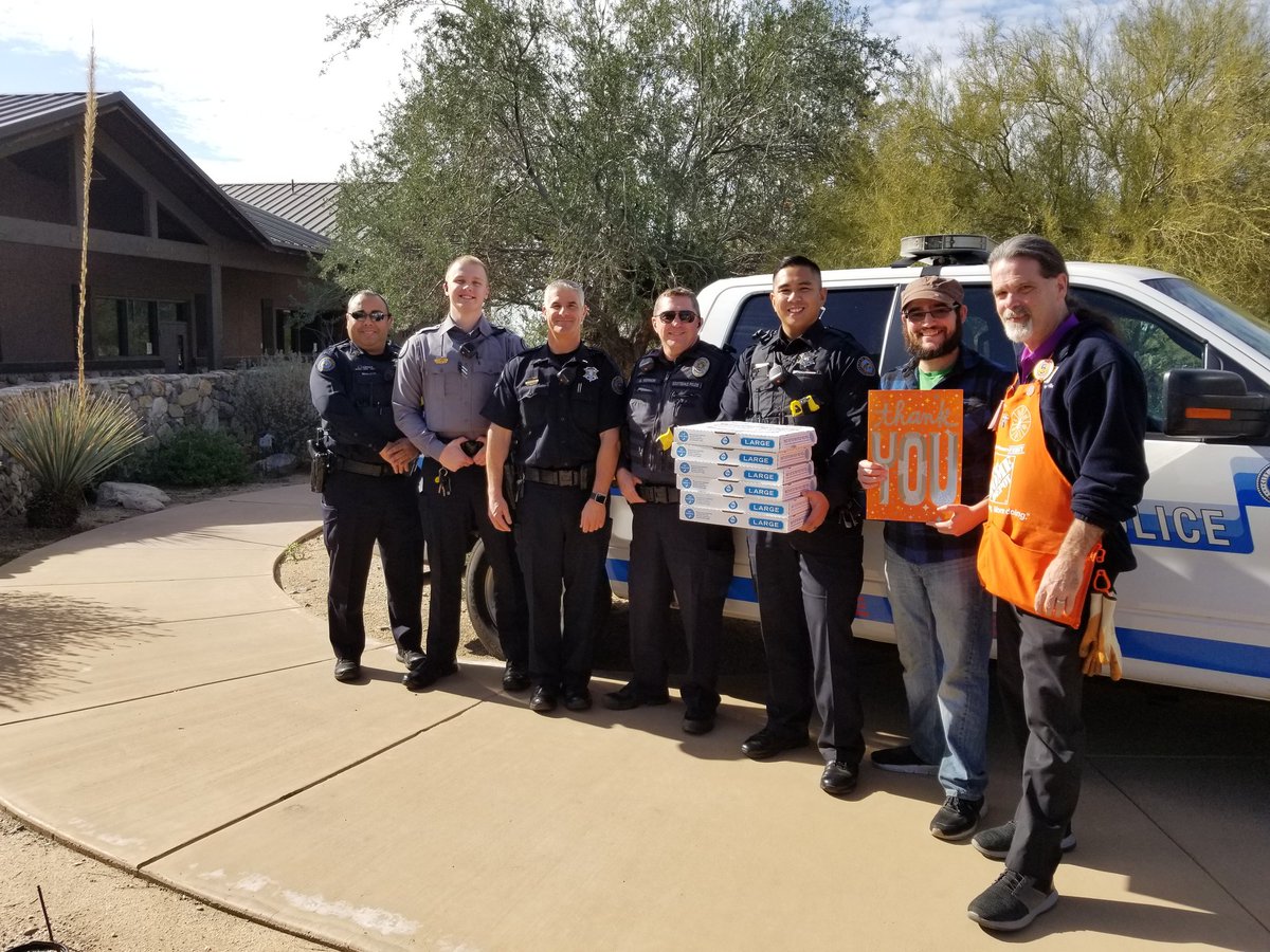 SSouthernthd's tweet photo. Had an awesome time visiting our local police precinct.  They were so appreciative of having someone say Thank You. (They enjoyed the pizza, also).

Looking forward to continuing to build our relationship with this underappreciated segment of public service. https://t.co/tiK1GXIEpe