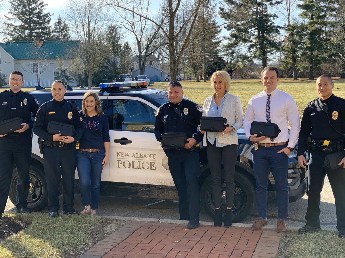 ThirtyOne's tweet photo. Today is National Law Enforcement Appreciation Day! Our #31Gives team stopped by our local police station to say thank you with some gifts! #thirtyone @newalbanypolice https://t.co/8jri36QAvG