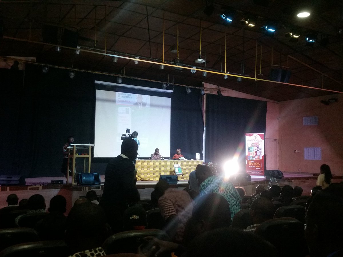 AhamedGAMBARI's tweet photo. Rencontre et dédicace de @kakonubukpo autour de son ouvrage "L'urgence africaine" à Agora Senghor.
Ça a été un vrai régal de l'écouter.
#eco #togo https://t.co/C3jdJvssVT
