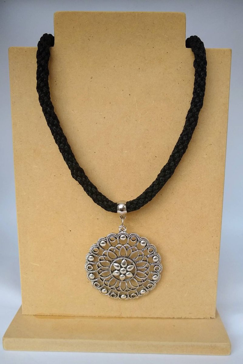 nancyparadaBA's tweet photo. Hermoso collar en hilo negro, tejido a mano usando la técnica del #kumihimo con dije de fantasía. Ideal para tu look informal del #verano para resaltar tu escote tanto con remeras como con vestidos

#joyeria #bijouterie #artesanal #caba https://t.co/JrKhG4tDeU