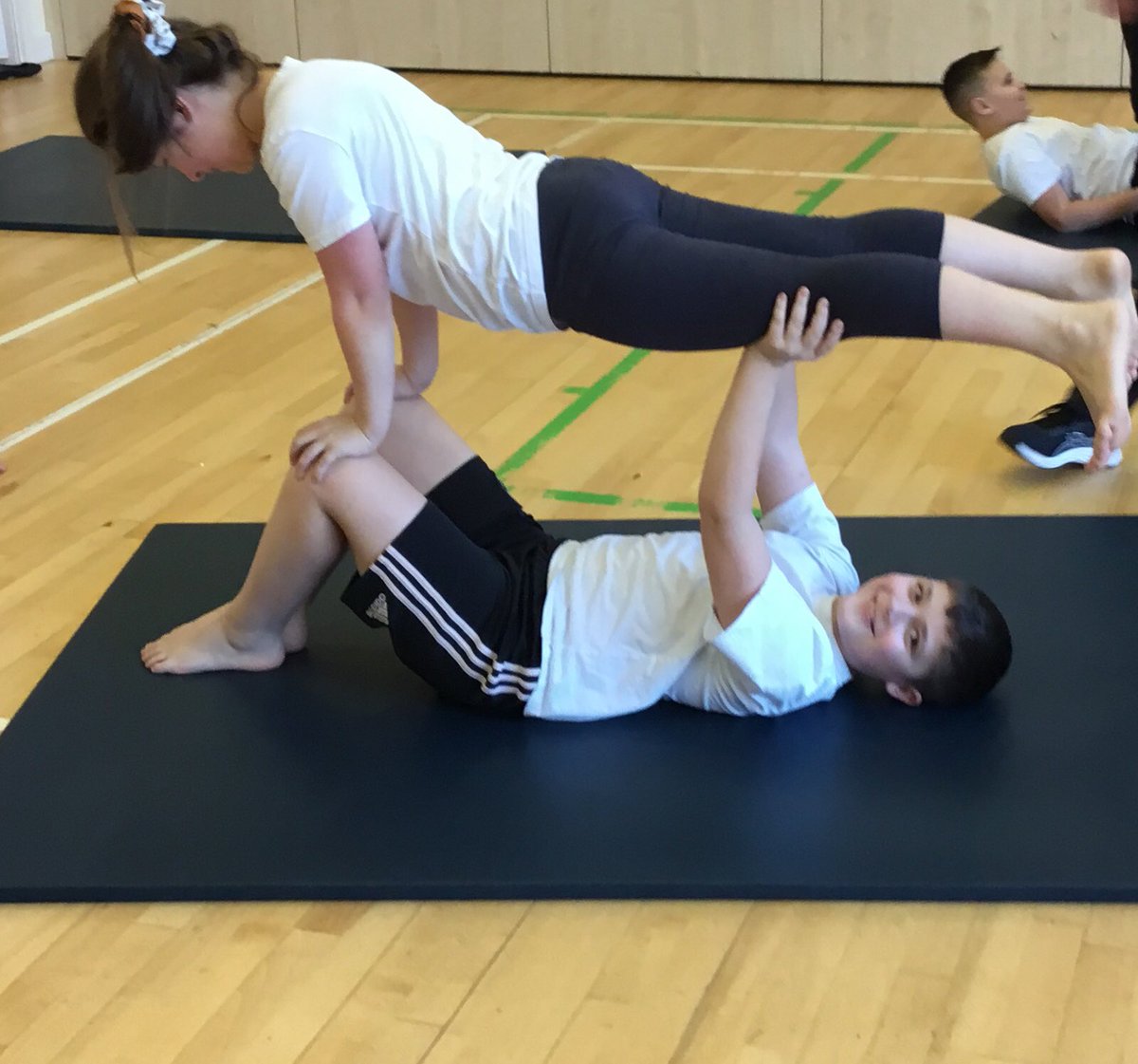 SHAWorksop's tweet photo. #realgym #year5 #partnerbalance #counterbalance #trust #tension #posture #strength @Create_Dev @YourSchoolGames https://t.co/cgepoUDM0M
