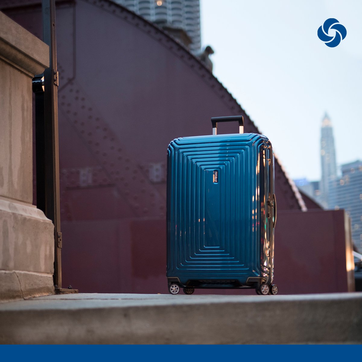Out &amp; about with the Neopulse Spinner Large in metallic #blue.⠀

#travelSamsonite #SamsoniteCanada #luggage #outandabout #travelling #rollingluggage