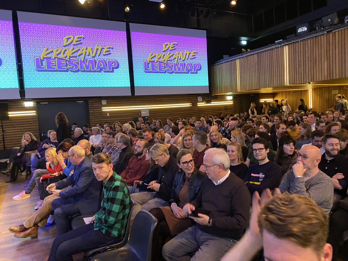 rob_in_wormer's tweet photo. Hilarische avond bij de opname van de jubilerende #Krokante #Leesmap met onder meer @MvanRoosmalen en @EvaHoeke. Winnaar 2019 werd het blad #Hellende #Daken. Zij wonnen de V-leestegel (of zoiets) π
https://t.co/7C5uE6scx3