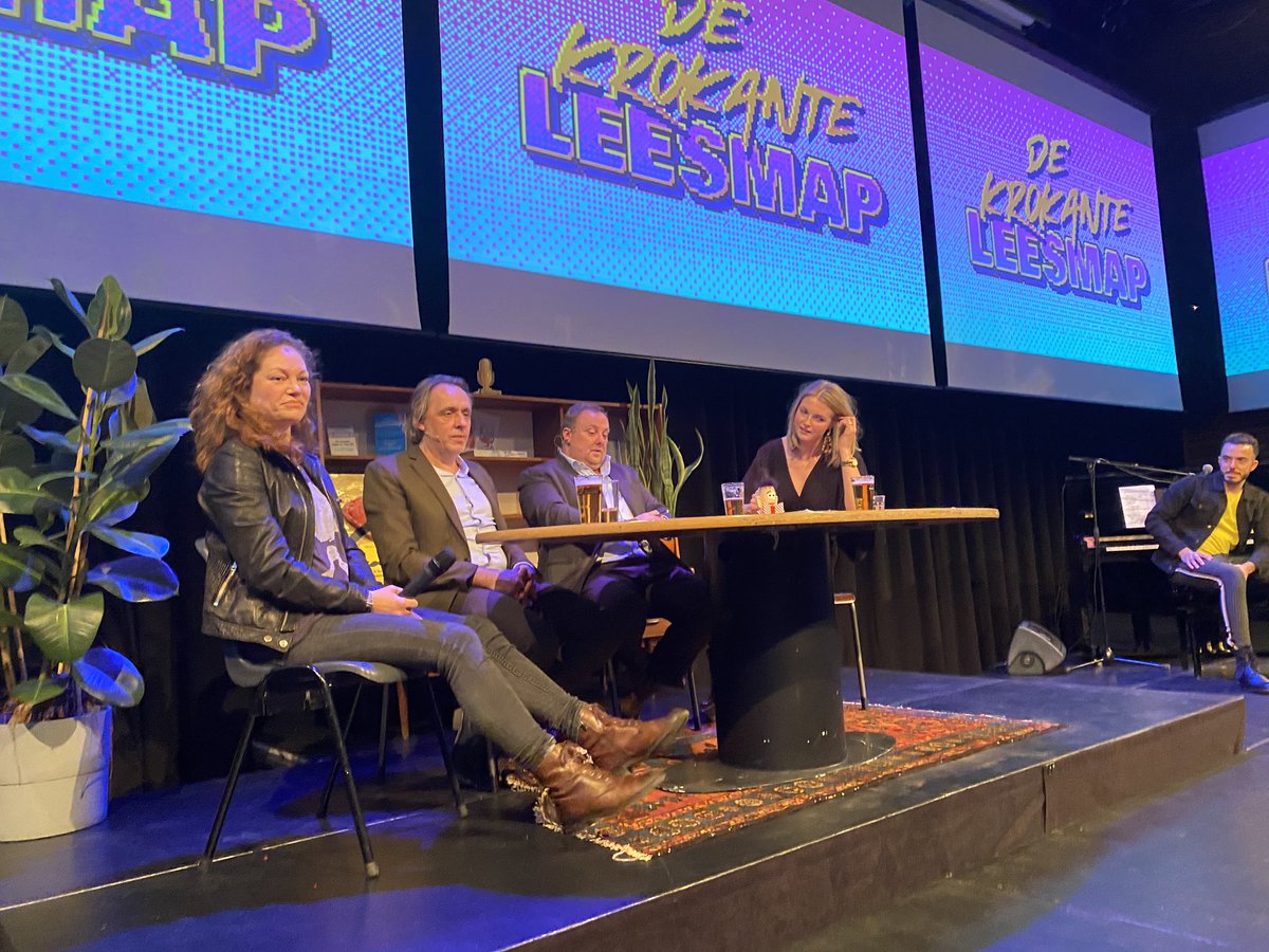 rob_in_wormer's tweet photo. Hilarische avond bij de opname van de jubilerende #Krokante #Leesmap met onder meer @MvanRoosmalen en @EvaHoeke. Winnaar 2019 werd het blad #Hellende #Daken. Zij wonnen de V-leestegel (of zoiets) π
https://t.co/7C5uE6scx3