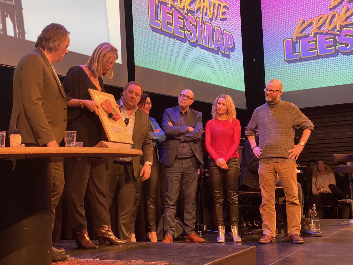 rob_in_wormer's tweet photo. Hilarische avond bij de opname van de jubilerende #Krokante #Leesmap met onder meer @MvanRoosmalen en @EvaHoeke. Winnaar 2019 werd het blad #Hellende #Daken. Zij wonnen de V-leestegel (of zoiets) π
https://t.co/7C5uE6scx3