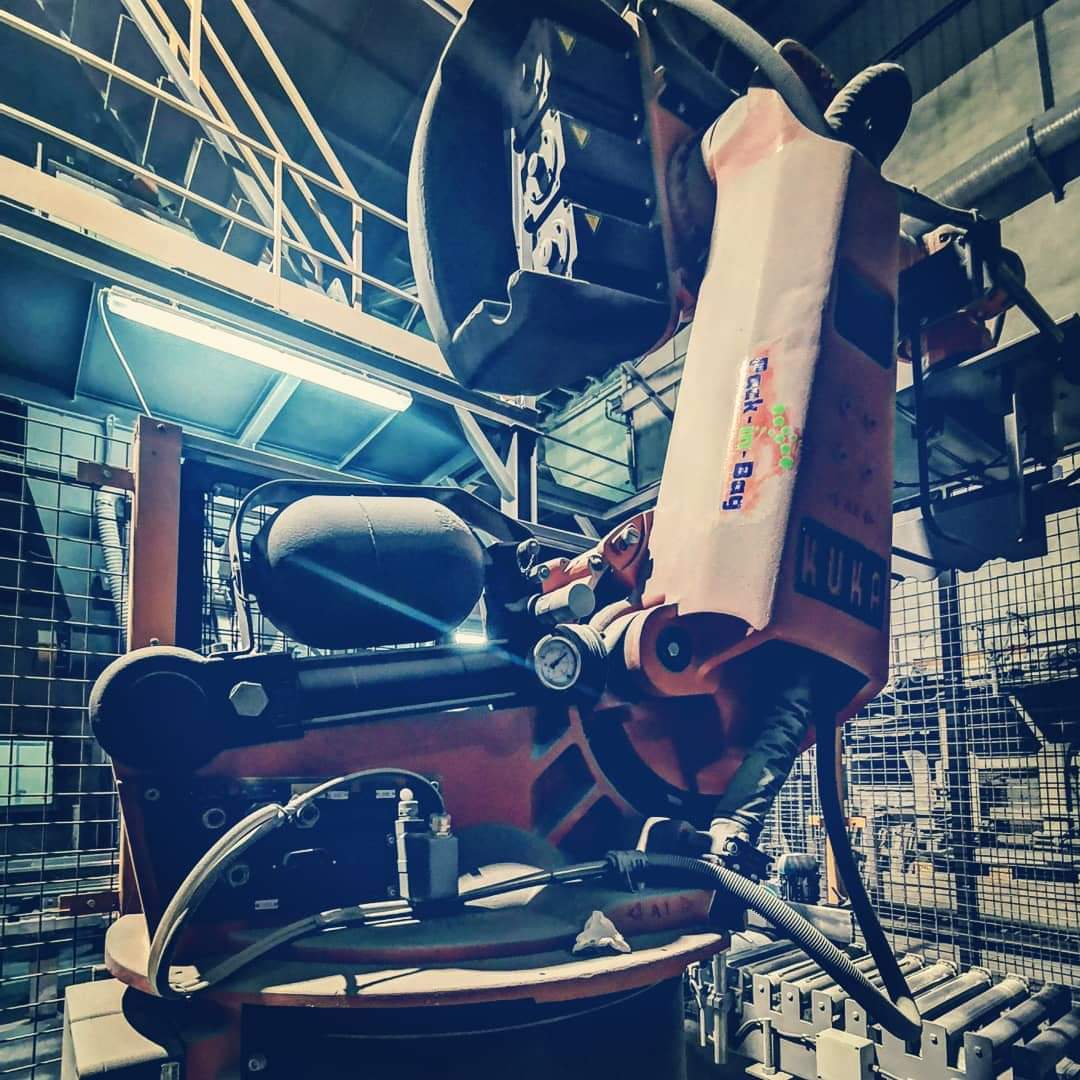 packinbag's tweet photo. #workinglate 24hx7 #nightshift #kuka by #packinbag
.
.
.
.
🤖Projetos Pack-In-Bag de Produção Automatizada ®KUKA, líder mundial na Fabricação de Robôs Industriais e Sistemas de Automação. Fazemos a montagem integrada do ROBOT nos nossos e seus Equipamentos Industriais https://t.co/ADwgdEJsNE