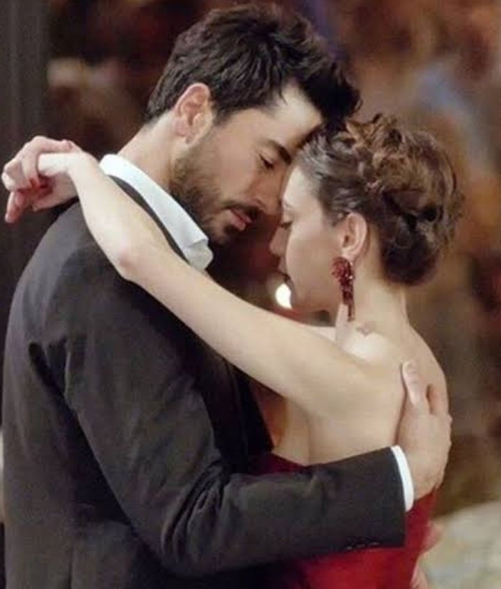 SisiRamalho's tweet photo. Eu estou muito apaixonada nesta série. Sério! 
Já conhecia o #GökhanAlkan de Seviyor mas a #ÖyküKarayel foi uma linda surpresa. 
O que é ela lutando nesta série?! ♥️♥️♥️ 
O que é esses dois fofos. Uma série com uma mulher forte, o de ela tem o poder! #kalpatışı https://t.co/pwos7mVBdl
