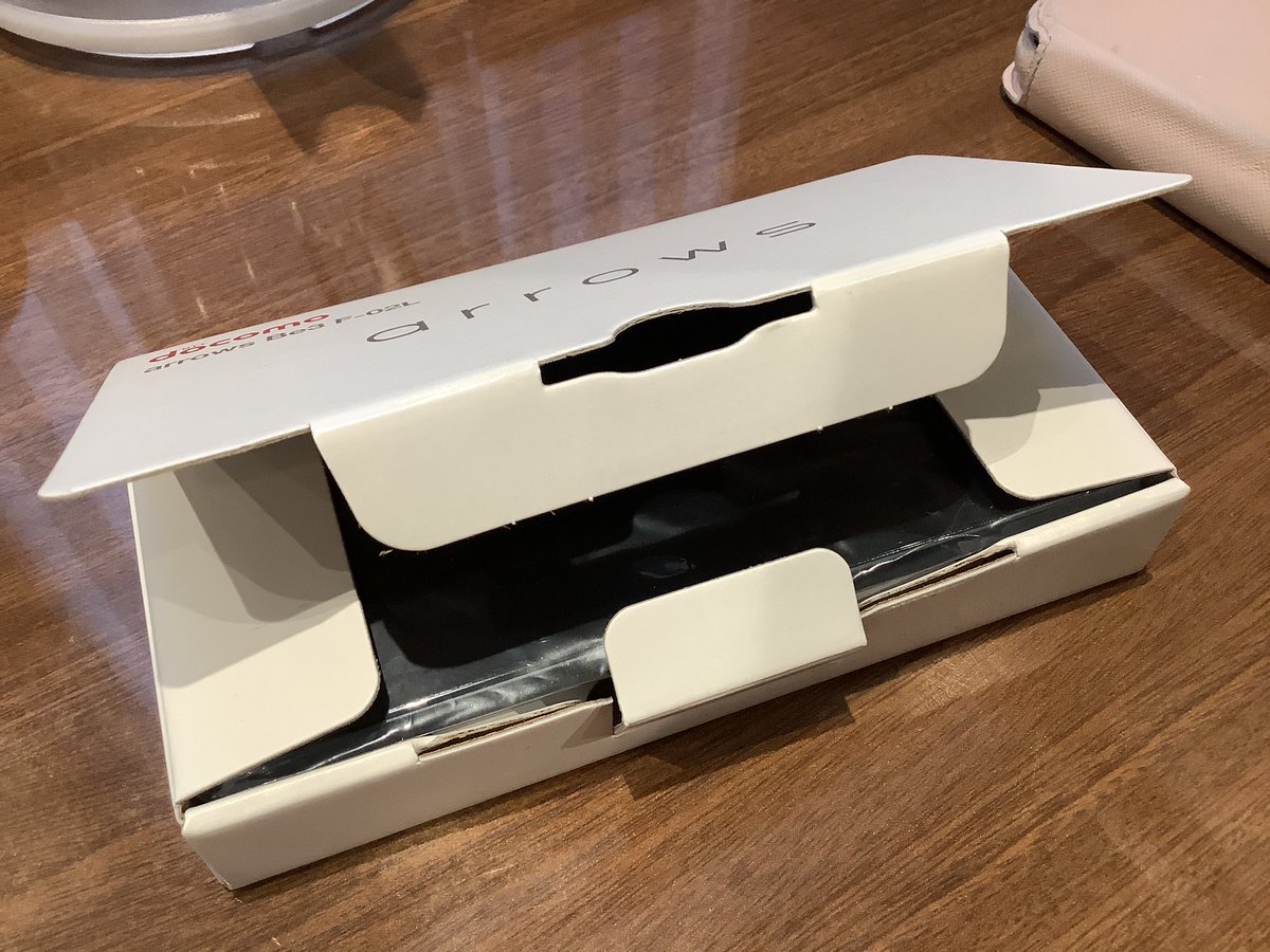 jiro00_x's tweet photo. キミ、ペラすぎへん…？
クレジットカード5枚分くらいの厚みしかない…。
この薄さに日本最先端？の技術がつまっているとか考えると胸が熱くなるものがありますな。　Android9 対応
#F02L https://t.co/0SEI8fyDny