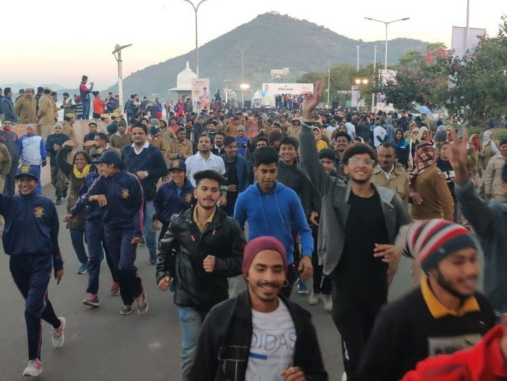 DainikBhaskar's tweet photo. भास्कर उत्सव : रन फॉर लाइफ में ओलंपियन कृष्णा पूनिया के साथ दौड़े उदयपुर के लोग
https://t.co/FmiRo41vx4 #BhaskarUtsav @KrishnaPooniaIN #indiraIVF #discountmaster #Udaipur https://t.co/JybwZXse55