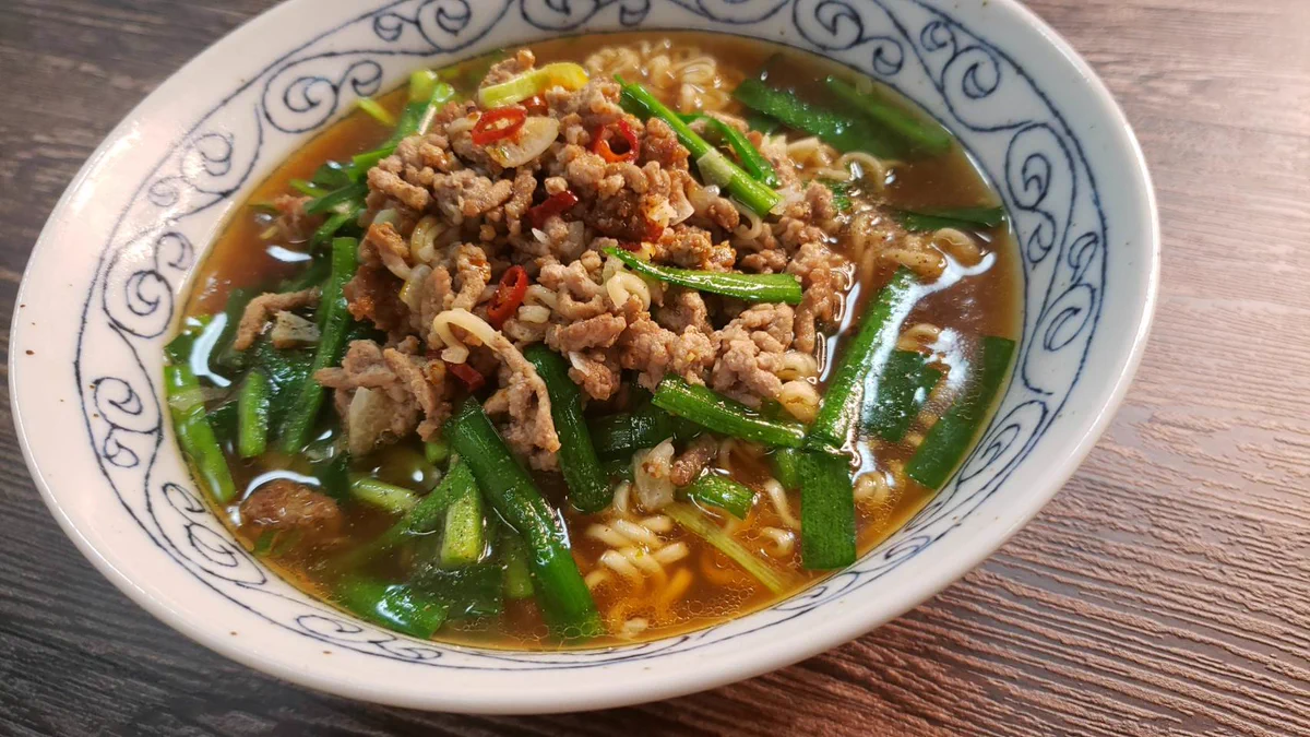 サッポロ一番の醤油を使ったアレンジ料理！パンチの効いた味がクセになる「台湾風らーめん」のレシピ！