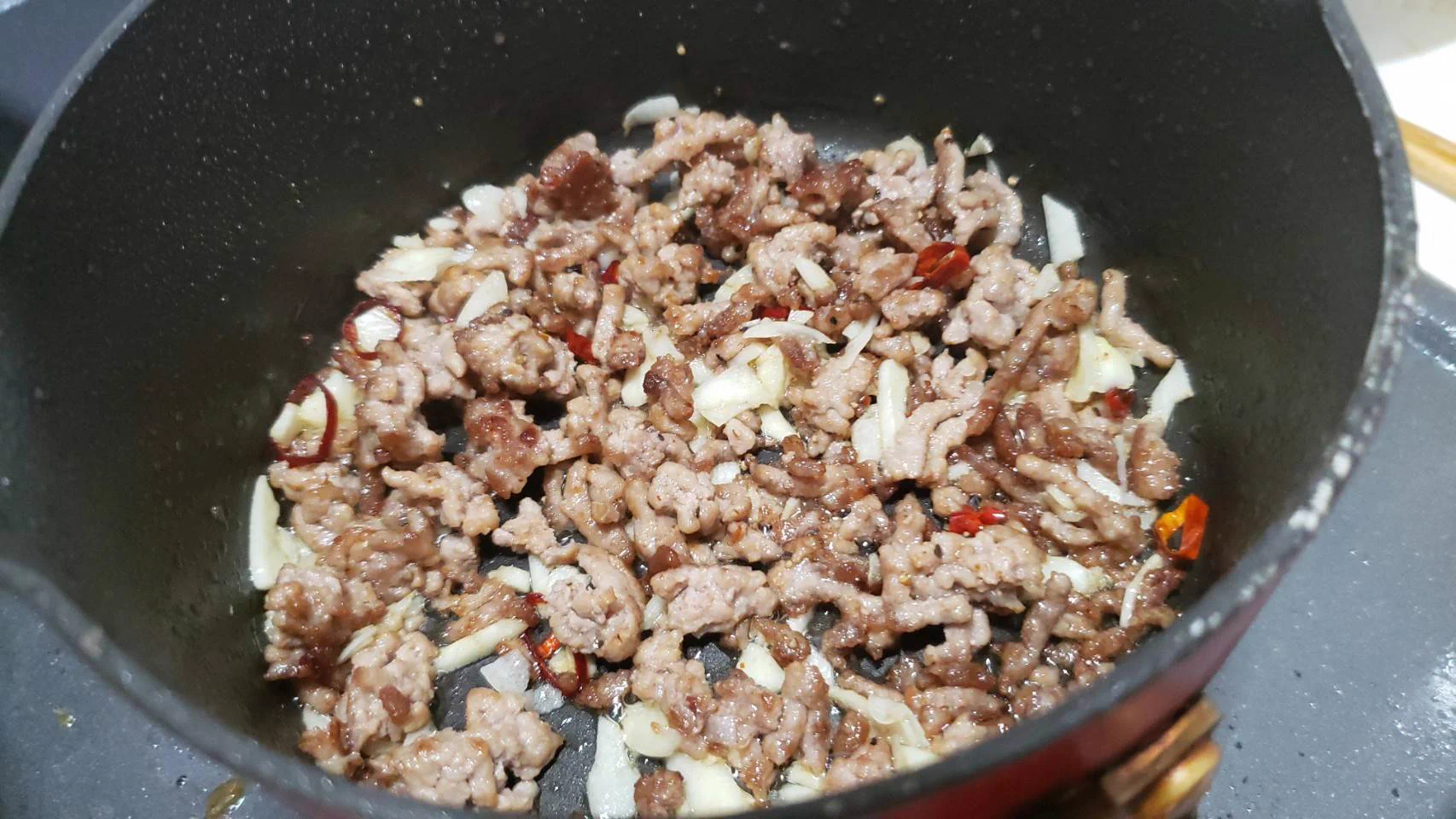 サッポロ一番の醤油を使ったアレンジ料理！パンチの効いた味がクセになる「台湾風らーめん」のレシピ！