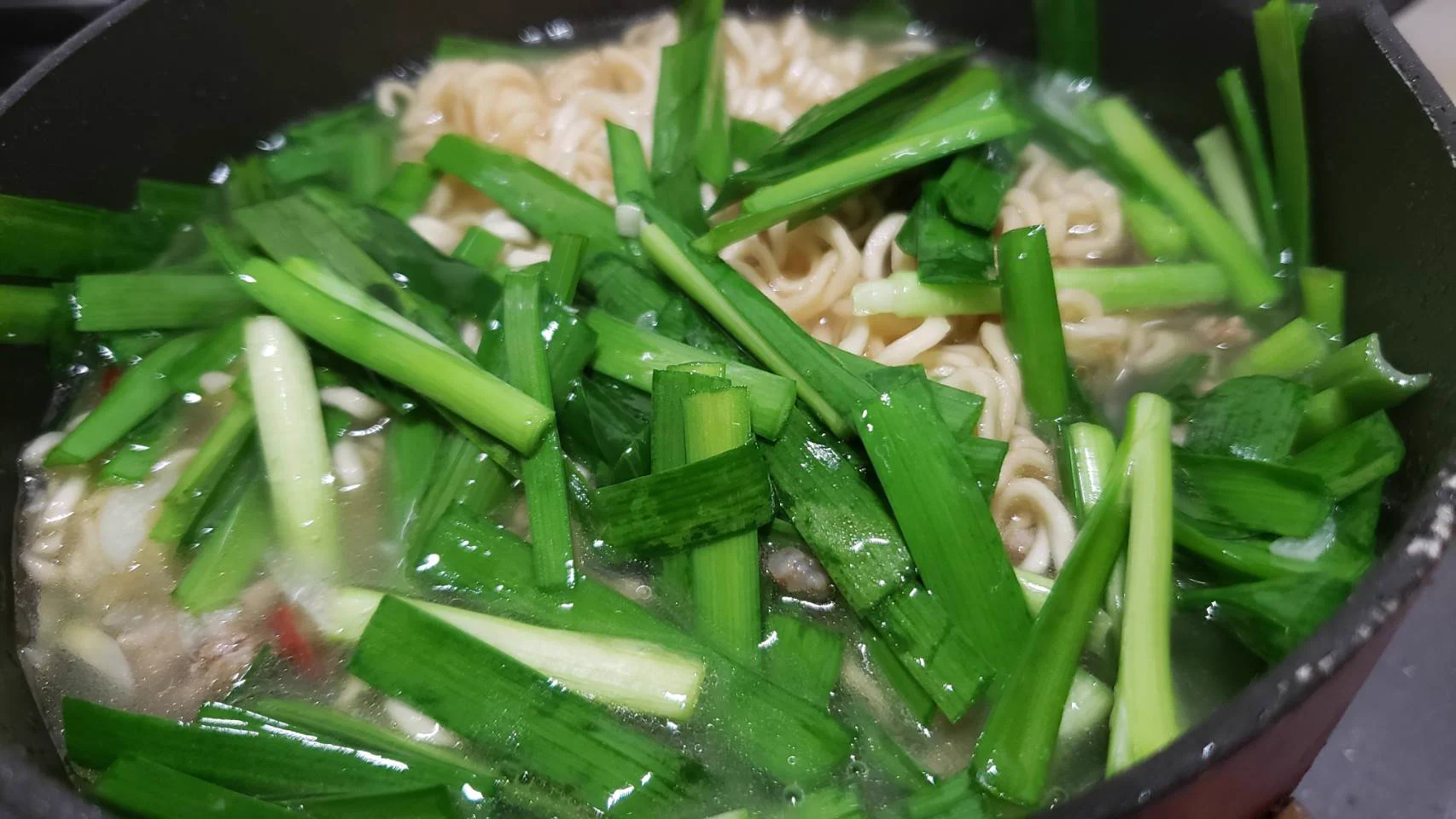 サッポロ一番の醤油を使ったアレンジ料理！パンチの効いた味がクセになる「台湾風らーめん」のレシピ！