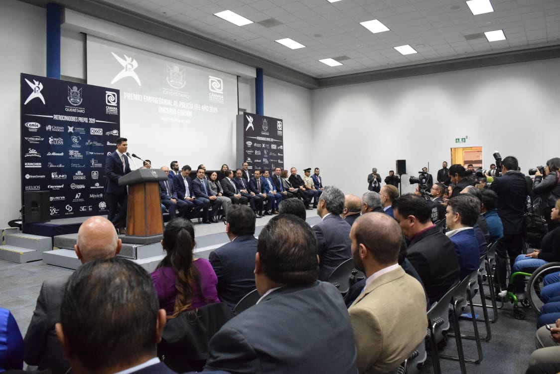 mdelprete's tweet photo. Asistí a la 11° edición de la entrega del Premio al Policía del Año #PrePol, @CanacoQro reconoce la labor de los policías de #QroOrgulloDeMx, quienes todos los días se encargan de garantizar la seguridad de todos los que habitamos #Querétaro. #FelizDeUnQuerétaroSeguro @SEDESUQro https://t.co/Y2pu3Q4O2s