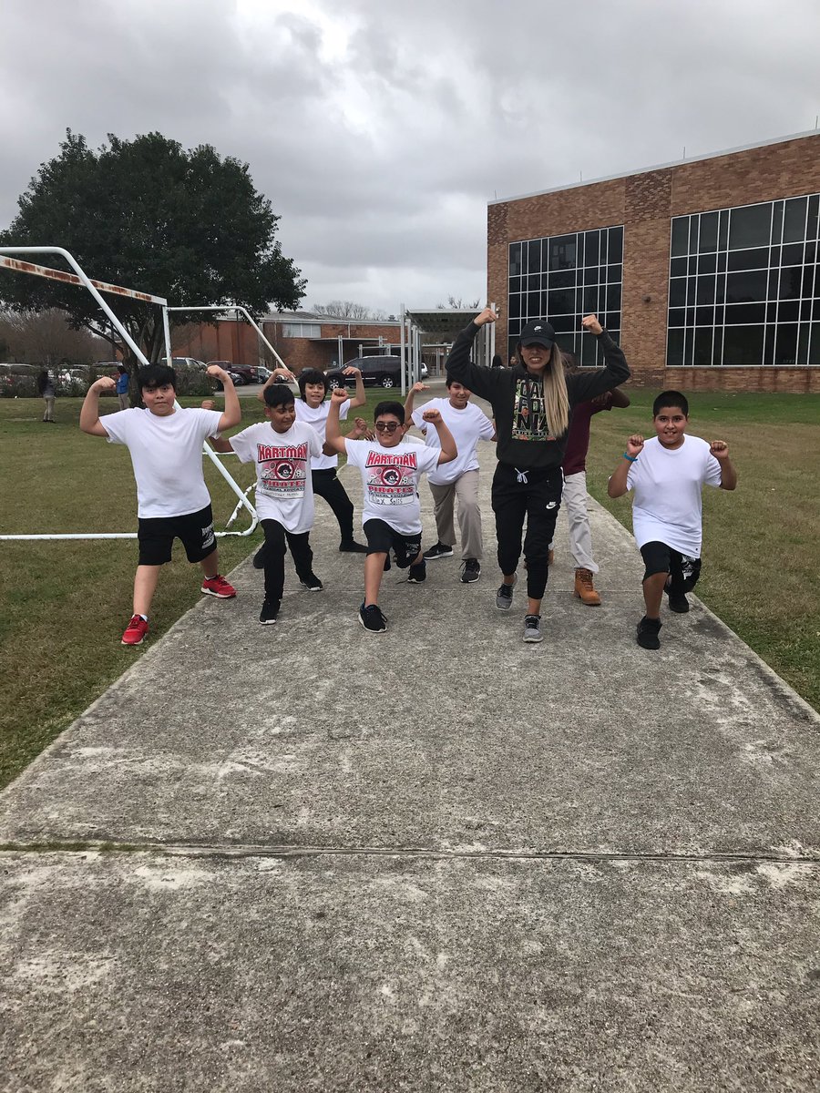 Monserr577016's tweet photo. Working towards our goals ☝️ STEP at a TIME! #WalkingLunges @HartmanMS_HISD @hartman_ms https://t.co/6jN5cQecn9