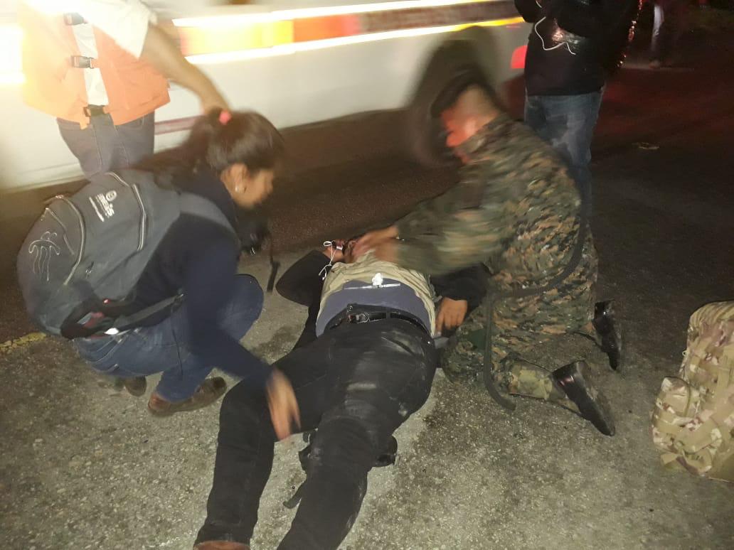 Ejercito_GT's tweet photo. #Petén|#EjércitoGT a través de la Brigada Especial de Operaciones de Selva brindó primeros auxilios a joven de 21 años, quien sufrió accidente al derrapar moto en la que se transportaba en ruta que conduce hacia municipio de La Libertad, siendo trasladado a un centro asistencial. https://t.co/vNnZntPt3z