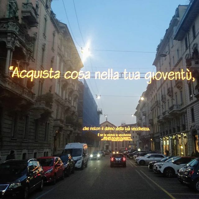 Parole di Leonardo, trasformate in luci natalizie - Leonardo Da Vinci's words turned into Christmas lights #milano #milan #italia #italy #italie #street #italianstreet #streetlights #lucidistrada #stradeitaliane #christmasinmilan #leonardodavinci #leonar… ift.tt/35CLGU1