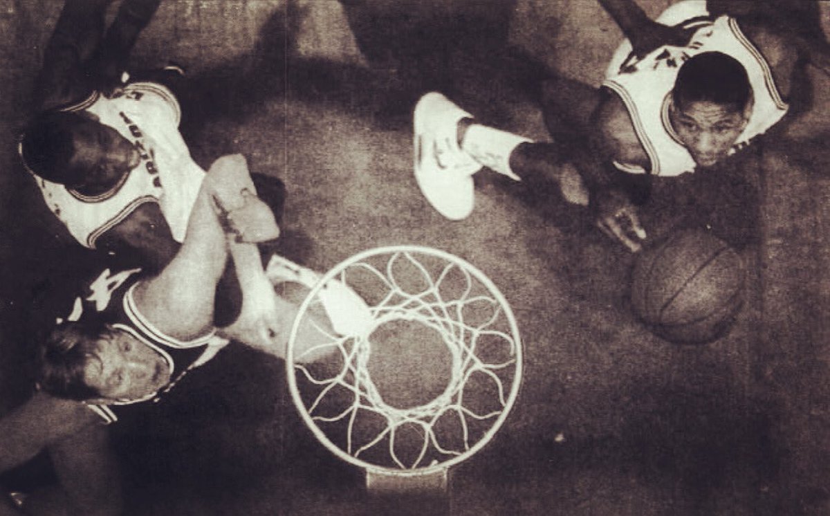 wildabout88's tweet photo. On this day in 1988 the #3 Wildcats defeated Stanford at Maples Pavilion 90-65.Elliott led the Cats with 19 points 🐻⬇️ . #wildabout88 @APlayersProgram @seanelliott_32 @SteveKerr @mattmuehlebach @Kenny_Lofton7 @byronjr23 @JudBuechler @HarveyMasonjr 
X. Gallegos,Tucson Citizen https://t.co/kojMLGRZ7D