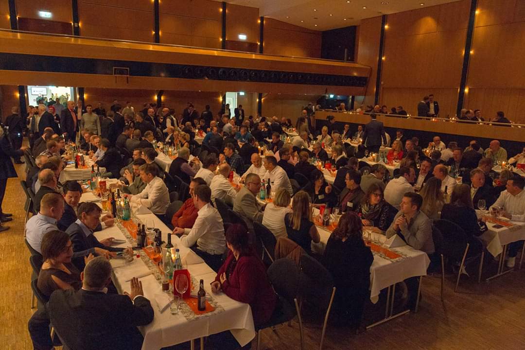 Gamma_DE_'s tweet photo. #kickoff2020: Nach den guten Gesprächen beim #Galadinner, genießen wir den Abend noch in der #Skylobby beim #Pokern und #Kickern. Wir wünschen allen Teilnehmenden noch einen schönen Abend und viel Erfolg bei den Turnieren! 😉

#hfotelecom #wirbeidir https://t.co/tKD6B0e7L1