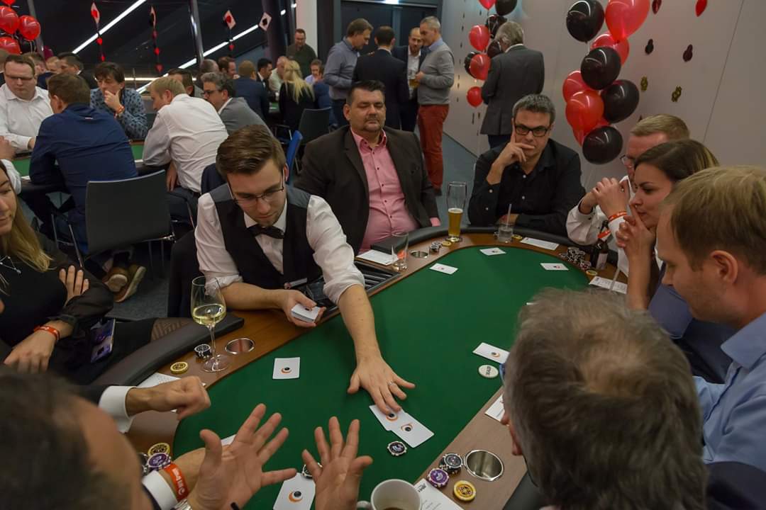 Gamma_DE_'s tweet photo. #kickoff2020: Nach den guten Gesprächen beim #Galadinner, genießen wir den Abend noch in der #Skylobby beim #Pokern und #Kickern. Wir wünschen allen Teilnehmenden noch einen schönen Abend und viel Erfolg bei den Turnieren! 😉

#hfotelecom #wirbeidir https://t.co/tKD6B0e7L1
