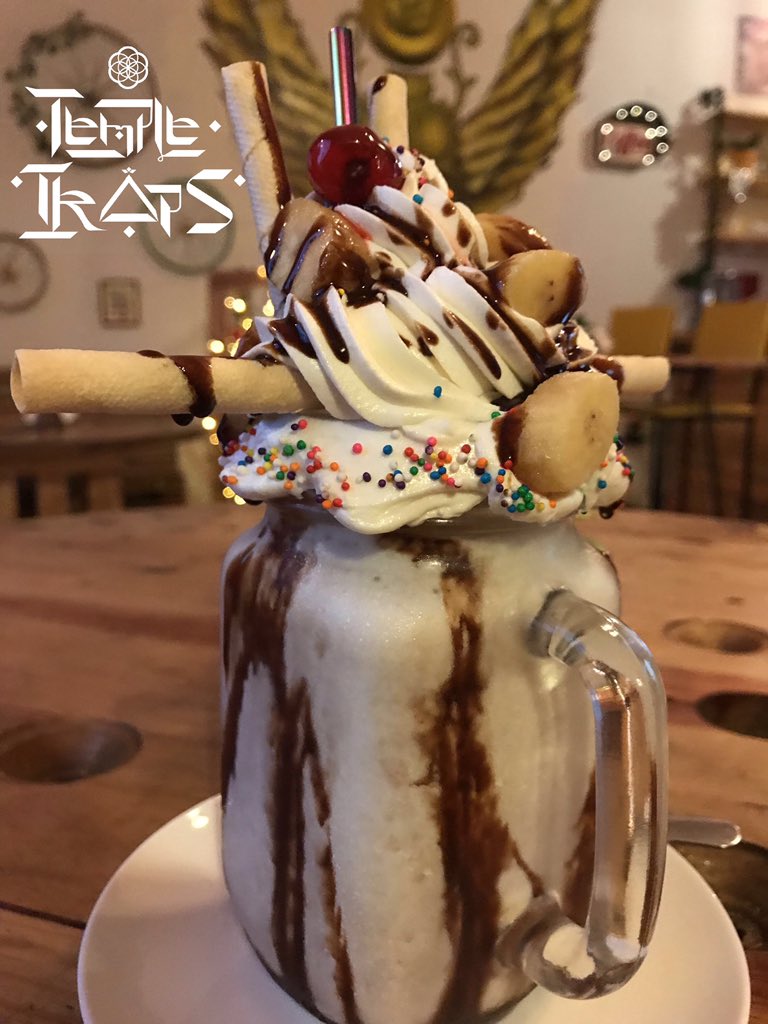 templetraps's tweet photo. 🔺¿ Con quién compartirías  este Banana Split monster shake ? ¿O te atreverías a entrarle sin compañía ? 🙊 ¡Les esperamos! 🧡 .
.
.
.
#templetraps #monster #monstershake #banana #sweet #chocolate #coffeeshop #jinotepe #iced #arteconsciente https://t.co/XNp1t2fMvG