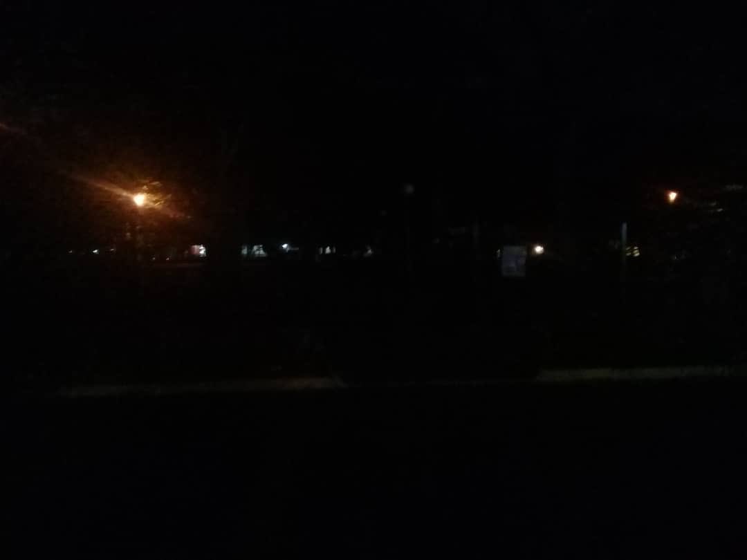 ⁦@alc_valencia⁩ ⁦<a href="/CaraboboGB/">Gobierno de Carabobo</a>⁩  Plaza El Trigal, Trigal Norte, único espacio de recreación de vecinos, está totalmente a oscuras. Pedimos el alumbrado urgente.