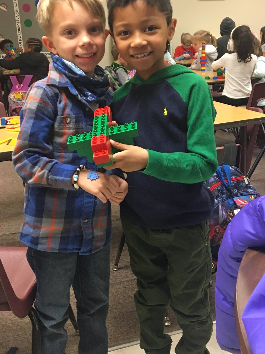 NOEMIBAKERASP's tweet photo. Today kindergarten and 1st grade learned about the Wright brothers and the first airplane. We built airplanes out of legos, and learned how to make paper airplanes. #LearnGrowLead @Steamybakerbears https://t.co/Ta3fpNJgvi