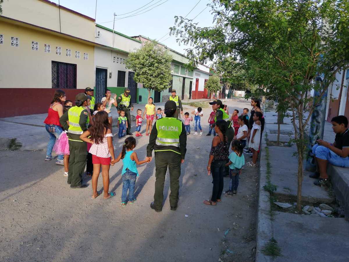 PoliciaDeTolima's tweet photo. En #Espinal #Tolima #MiPolicíaDelCuadrante junto al personal de la #Essum realizamos actividad recreativa con los niños, niñas y adolescentes del barrio San Rafael #JuntosPorLaNiñez https://t.co/yLBVyduYmR