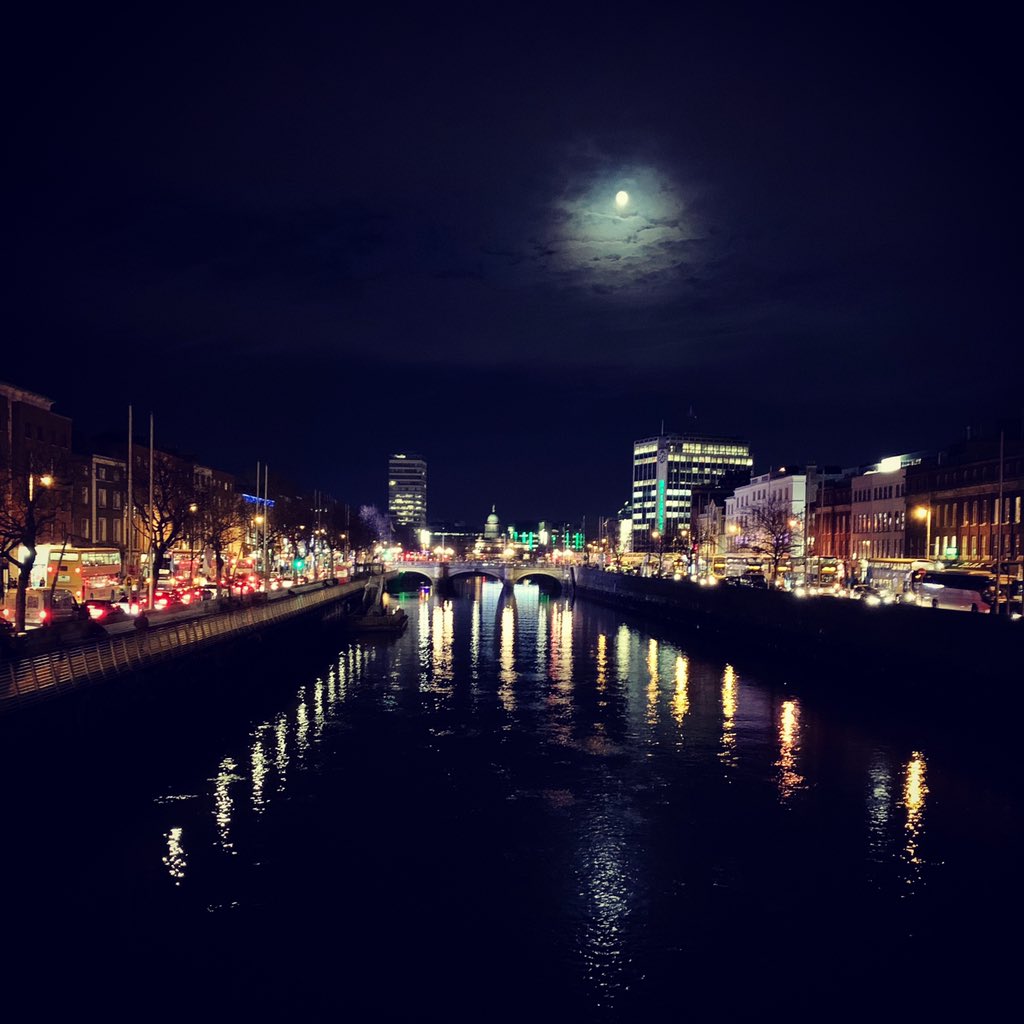 Full moon over Dublin Town, 📷 at the Ha’penny Bridge