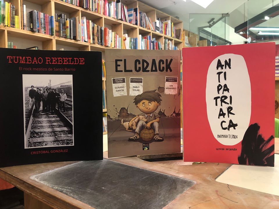 stgoandereditor's tweet photo. Nos vemos este domingo!
#letrasónica 🎤📚🎧⚡️
primer encuentro de literatura musical 2020
https://t.co/bSkcWc7x0c
Catálogo @stgoandereditor #ColeccióndeAtril poleras music de amigas #aspiringwildfire libros musicales de @maskelibros y cierre con poeta #Mapurbe #DavidAniñir https://t.co/zx4SOqfJIV
