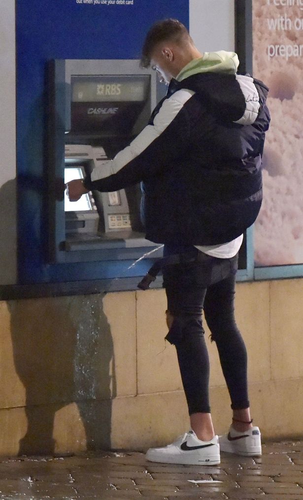 kingscallyethan's tweet photo. multitasking😈#scottyt #lad #scallypiss #publicpissing #standardniteout https://t.co/Z1EMsMfetc