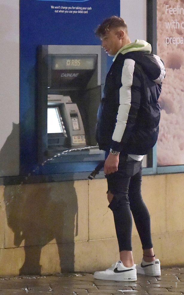 kingscallyethan's tweet photo. multitasking😈#scottyt #lad #scallypiss #publicpissing #standardniteout https://t.co/Z1EMsMfetc