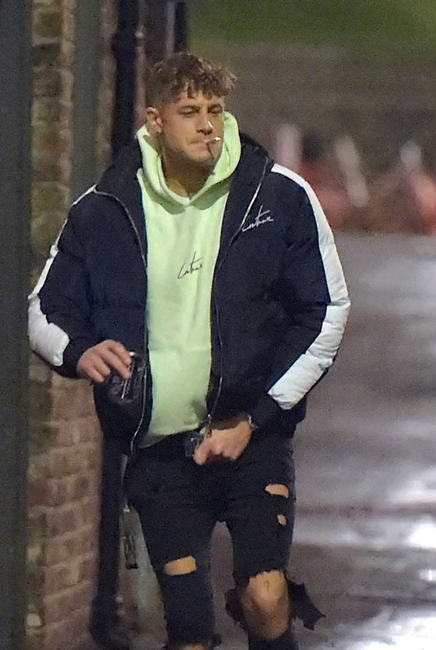 kingscallyethan's tweet photo. multitasking😈#scottyt #lad #scallypiss #publicpissing #standardniteout https://t.co/Z1EMsMfetc