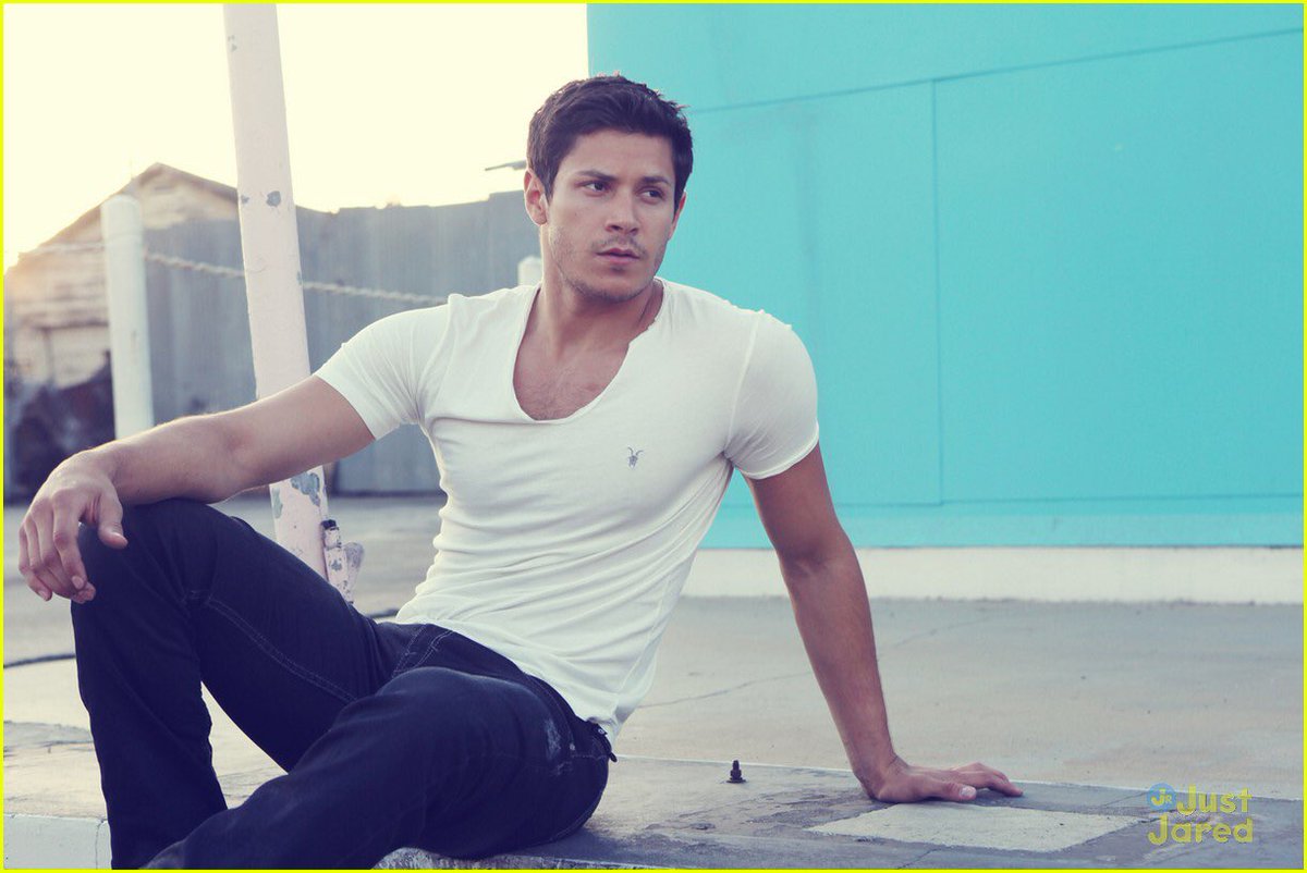 海外セレブの誕生日 1月10日 Happy Birthday Alex アレックス メラズ Alexmeraz 1985年生まれの35歳 代表作 トワイライト シリーズのポール役 スーサイド スクワッド のゴメス役 ブライト のセラフィン役 など T