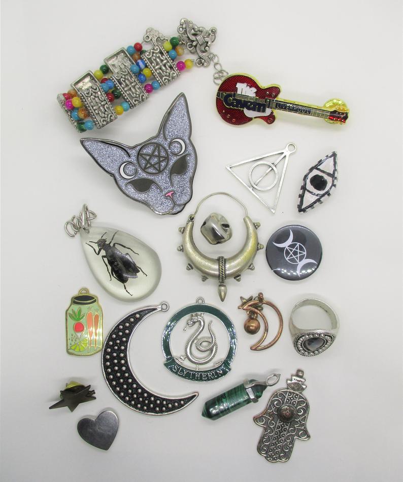 💎 I'm adding more bits to my sale every day: including these jewellery destashes! Grab a bargain... etsy.com/uk/shop/edinbu…